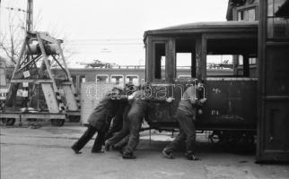 1986 és 1987 Budapest, a HÉV régi járművei, 63 db vintage NEGATÍV, 24x36 mm