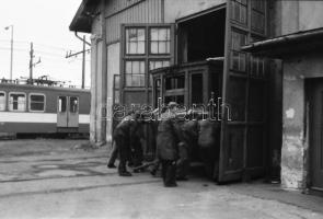 1986 és 1987 Budapest, a HÉV régi járművei, 63 db vintage NEGATÍV, 24x36 mm