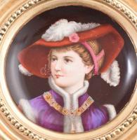 2 darab porcelán kép, könnyűfém keretben. Részben kézzel festett, jelzés nélkül, d: 14 cm, kerettel ...