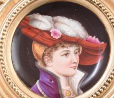 2 darab porcelán kép, könnyűfém keretben. Részben kézzel festett, jelzés nélkül, d: 14 cm, kerettel ...