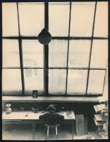 cca 1933 Seiden Gusztáv (1900-1992) budapesti fotóművész (később Londonban élt, de ott már nem fotografált) ,,Műteremben című felvétele, 1 db vintage fotó, későbbi nagyítás, jelzés nélkül, ezüst zselatinos fotópapíron, a róla szóló könyv egyik illusztrációja volt; a képet jegyzi a Szilágyi Gábor féle ,,Fotóművészeti kiállítások szakrepertóriuma, 24x18 cm