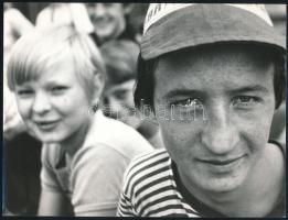 1979 Tóth Béla kaposvári fotóművész ,,Srácok című alkotása, 1 db vintage fotó, a szerző által feliratozva, ezüst zselatinos fotópapíron, 18x24 cm