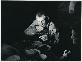 cca 1974 Várnai György vecsési fotóművész ,,Vacsora című alkotása, 1 db vintage fotó, a szerző által feliratozva, ezüst zselatinos fotópapíron, 18x24 cm