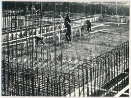 cca 1978 Gyenes Kálmán (1941-2016) szegedi fotóművész hagyatékából 1 db vintage fotóművészeti alkotás (Vasszerelés), a szerző által feliratozva, ezüst zselatinos fotópapíron, 18x24 cm