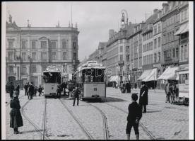 cca 1910 Az utca egyik oldalán vezeték nélküli (ún. savas) villamosok, a túloldalon pedig lóvasút poroszkál Koppenhágában, 1 db modern nagyítás, jelzés nélkül, 15x21 cm