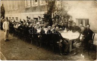Osztrák-magyar katonák ebéd közben / WWI Austro-Hungarian K.u.K. military, soldiers and officers having lunch. photo (EK)
