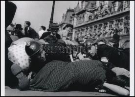 cca 1944 Robert Capa (1913-1954) (eredeti neve Friedmann Endre) magyar - francia fotóriporter felvétele (Lőnek Párizsban), a néhai FOTÓ újság (1954-1989) archívumából 1 db modern nagyítás, jelzés nélkül, 15x21 cm