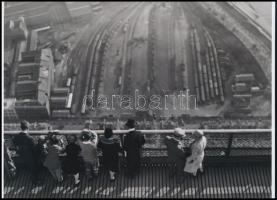 cca 1933 Kertész Andor (később André Kertész) (1894-1985) magyar (később francia majd amerikai) fotóművész felvétele (Kilátás az Eiffel-toronyból), a néhai Fővárosi Fotó Vállalat (FŐFOTÓ) Váci utcai Fotógalériájának archívumából 1 db modern nagyítás, jelzés nélkül, 15x21 cm