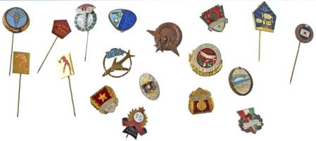 18db-os, főleg Törzsgárda jelvényekből álló tétel T:AU-VF közte sérült