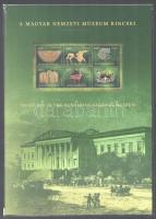 2023 Magyar Nemzeti Múzeum kincsei bélyegszett, tartalmazza a blokk alapváltozatát, piros sorszámú vágott blokkot és feketenyomatát. Példányszám: 2.000 db / Treasures of the Hungarian National Museum presentation pack includung normal and imperforate blocks + blackprint block. Issue: 2.000 pcs