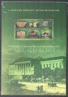 2023 Magyar Nemzeti Múzeum kincsei bélyegszett, tartalmazza a blokk alapváltozatát, piros sorszámú vágott blokkot és feketenyomatát. Példányszám: 2.000 db / Treasures of the Hungarian National Museum presentation pack includung normal and imperforate blocks + blackprint block. Issue: 2.000 pcs