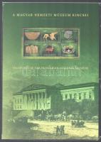 2023 Magyar Nemzeti Múzeum kincsei bélyegszett, tartalmazza a blokk alapváltozatát, piros sorszámú vágott blokkot és feketenyomatát. Példányszám: 2.000 db / Treasures of the Hungarian National Museum presentation pack includung normal and imperforate blocks + blackprint block. Issue: 2.000 pcs