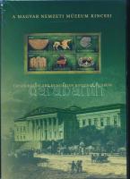 2023 Magyar Nemzeti Múzeum kincsei bélyegszett, tartalmazza a blokk alapváltozatát, piros sorszámú vágott blokkot és feketenyomatát. Példányszám: 2.000 db / Treasures of the Hungarian National Museum presentation pack includung normal and imperforate blocks + blackprint block. Issue: 2.000 pcs