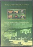2023 Magyar Nemzeti Múzeum kincsei bélyegszett, tartalmazza a blokk alapváltozatát, piros sorszámú vágott blokkot és feketenyomatát. Példányszám: 2.000 db / Treasures of the Hungarian National Museum presentation pack includung normal and imperforate blocks + blackprint block. Issue: 2.000 pcs