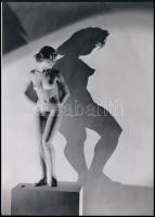 cca 1930 Dora Maar (1907-1997) francia fotóművész akt felvétele, 1 db modern nagyítás Demeter Károly (1892-1983) budapesti fényképész és fotóművész párizsi aktfotó gyűjteményéből, jelzés nélkül, 21x15 cm