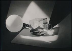 1923 Jaromir Funke Josef (1896-1945) cseh avantgard fotóművész felvétele, 1 db modern nagyítás Réti Pál (1918-1989) budapesti fotóművész hagyatékából, aki fotóművészeti, fotótörténeti előadásaihoz gyűjtött (sokszor csere vagy levelezés útján) illusztrációs anyagokat az 1960-as, 1970-es években, a Népművelési Intézetben betöltött ,,fotóművészeti referens" állásában, jelzés nélkül, 15x21 cm