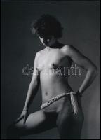 cca 1987 ,,Az erényöv", Menesdorfer Lajos (1941-2005) budapesti fotóművész akt felvétele modern nagyításon, jelzés nélkül, 21x15 cm