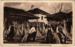 1918 Serbische Bauern bei der Hanfbearbeitung / Serbian folklore (kopott sarkak / worn corners)