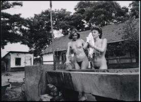 cca 1988 ,,A tanyasi turizmus szépségei" szolidan erotikus felvétel, 1 db modern nagyítás, jelzés nélkül, 15x21 cm