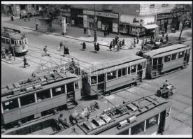 cca 1958 Budapesti villamosok, az 53-as járat jól olvasható, a kereszteződésben álló sajnos nem, viszont látunk még lovaskocsit, teherautókat és oldalkocsis motorkerékpárt is, 1 db jelzés nélküli modern nagyítás, 15x21 cm