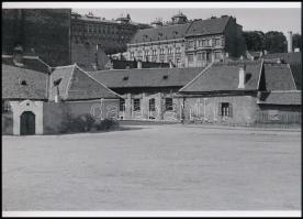 cca 1929 Budapest, Tabán, háttérben a királyi palota, 1 db modern nagyítás, jelzés nélkül, 15x21 cm