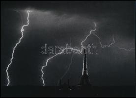 cca 1927 Kertész Andor (később André Kertész) (1894-1985) magyar (később francia - amerikai) fotóművész ritkán publikált felvétele, a néhai Fővárosi Fotó Vállalat (FŐFOTÓ) Váci utcai Fotógalériájának archívumából 1 db modern nagyítás, jelzés nélkül, 15x21 cm