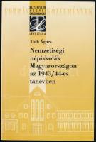 Tóth Ágnes: Nemzetiségi népiskolák Magyarországon az 1943/44-es tanévben. (DEDIKÁLT). Szerk.: Apró Erzsébet. Forrásközlemények III. köt. Kecskemét, 1998, Bács-Kiskun Megyei Önkormányzat Levéltára. Kiadói papírkötés. Megjelent 500 példányban. A szerző, Tóth Ágnes (1961- ) történész, egyetemi tanár által DEDIKÁLT példány.