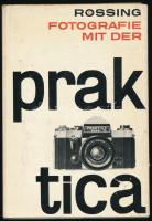 Roger Rössing: Fotografie mit der Praktica. Leipzig, 1969, VEB Fotokinoverlag. Fekete-fehér képekkel illusztrálva. Német nyelven. Kiadói egészvászon-kötés, kissé sérült kiadói papír védőborítóban.