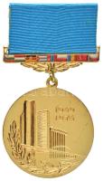 Szovjetunió 1974. "KGST 25. évfordulója" emlékmedál szalaggal, eredeti sérült tokban T:UNC Soviet Union 1974. "25th Anniversary of Comecon" medallion with ribbon, in original damaged case C:UNC