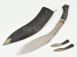 cca 1930 Antik gurkha, bőr tokjában, a 2 darab másodlagos késsel, mahagóni nyéllel, tok sérült, h: 44 cm