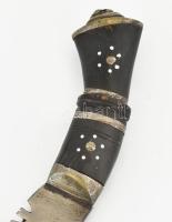 cca 1930 Antik gurkha, bőr tokjában, a 2 darab másodlagos késsel, mahagóni nyéllel, tok sérült, h: 4...