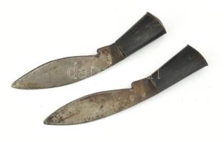 cca 1930 Antik gurkha, bőr tokjában, a 2 darab másodlagos késsel, mahagóni nyéllel, tok sérült, h: 4...
