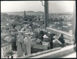 1963 Mihályi Gyula székesfehérvári fotóművész feliratozott, vintage fotóművészeti alkotása (Kilátás a veszprémi várból), ezüst zselatinos fotópapíron, 18x24 cm
