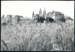 1963 Kalmár Károly budapesti fotóművész pecséttel jelzett, vintage fotóművészeti alkotása (Veszprém), ezüst zselatinos fotópapíron, 16x23,2 cm