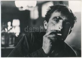 1971 Gyarmati Sándor fotóművész feliratozott, vintage fotóművészeti alkotása (Cigaretta szünet), ezüst zselatinos fotópapíron, 13x18 cm