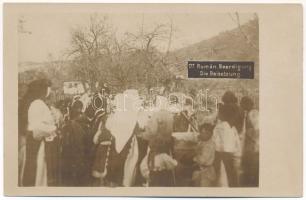 Rumän. Beerdigung. Die Beisetzung / Román temetés, folklór / Romanian folklore, funeral. photo