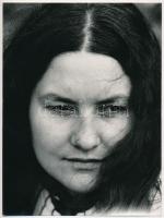 1974 Jeney István budapesti fotóművész feliratozott, vintage fotóművészeti alkotása (Ildi), ezüst zselatinos fotópapíron, 24x18 cm