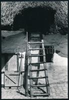 1974 S. Molnár Tibor vésztői fotóművész feliratozott, vintage fotóművészeti alkotása (Padlásfeljáró), ezüst zselatinos fotópapíron, 24x16,6 cm