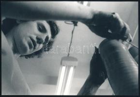 1974 Szabó Miklós győri fotóművész feliratozott, vintage fotóművészeti alkotása (Elmélyülten), ezüst zselatinos fotópapíron, 16,1x23,5 cm