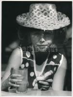 cca 1974 Müller Ferenc budapesti fotóművész pecséttel jelzett, vintage fotóművészeti alkotása (Reggeli), ezüst zselatinos fotópapíron, 24x18 cm