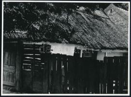 1974 Lipóczi József budapesti fotóművész pecséttel jelzett, vintage fotóművészeti alkotása (Öreg ház Balmazújvárosban), ezüst zselatinos fotópapíron, 17,6x24 cm