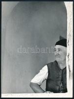 1975 Derenkó István ózdi fotóművész felvétele, 1 db vintage fotóművészeti alkotás, feliratozva, ezüst zselatinos fotópapíron, 24x18 cm