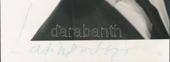 Latinovits Zoltán (1931-1976) színész aláírása az őt ábrázoló fotón, elhalványulva