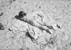 Hasaló női akt, fotónegatív, 4,5×6,5 cm