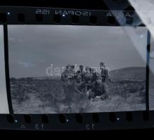 Magyar királyi katonákat ábrázoló képek, géppuskás katonák, katonaélet,, stb., 30 db kisfilm negatív...