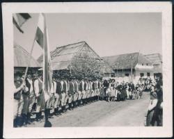 1941 Erdély, Csík...?, a falu népe zászlóval, hátoldalon feliratozott fotó, 5×6 cm