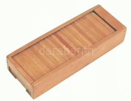 Antik fa tolltartó. Alsó fiókja kihúzásával lehúzódik a felső lamellája. h: 23,5 cm