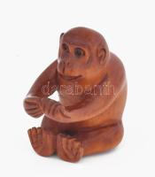 Japán netsuke. Majom figura. Pácolt faragott puszpángfa, jelzett, hibátlan, m: 4,5 cm