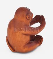 Japán netsuke. Majom figura. Pácolt faragott puszpángfa, jelzett, hibátlan, m: 4,5 cm