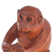 Japán netsuke. Majom figura. Pácolt faragott puszpángfa, jelzett, hibátlan, m: 4,5 cm